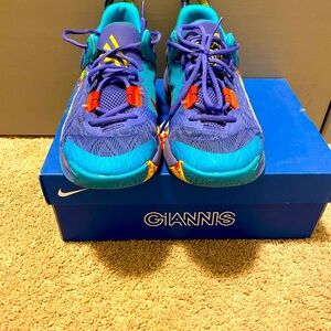 Size 5 youth and can fit a size seven women’s